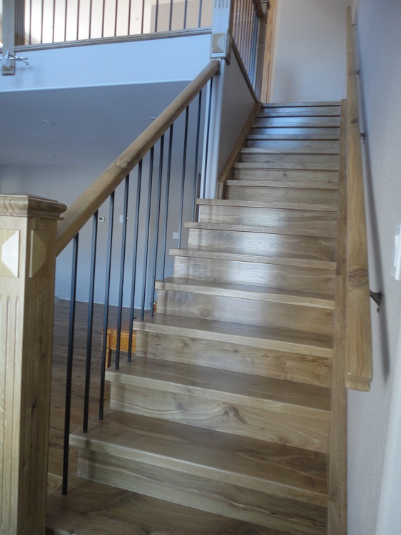 solid staircase in Manitoba oak 2